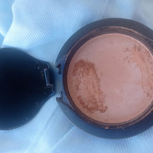 Tan powder used with broken lid Color Trend Avon