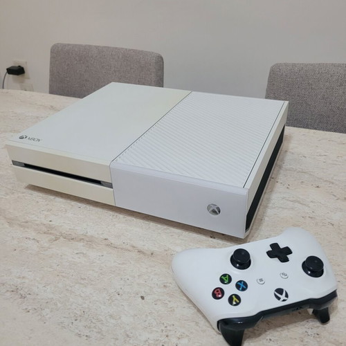 Xbox One 500GB white console with controller and GTA 5