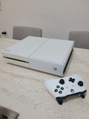 Xbox One 500GB white console with controller and GTA 5