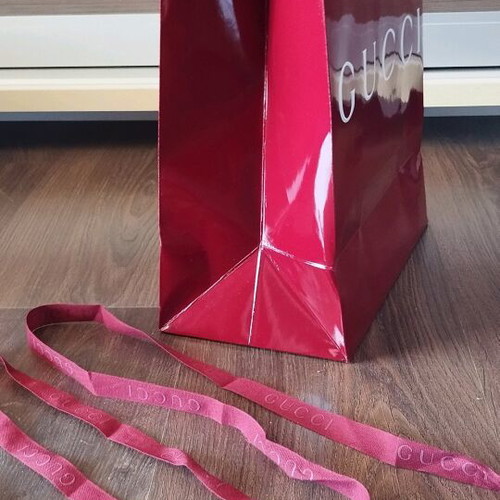 GUCCI τσάντα χαρτόνι και κορδέλα σαν καινούργια 14×35×26
