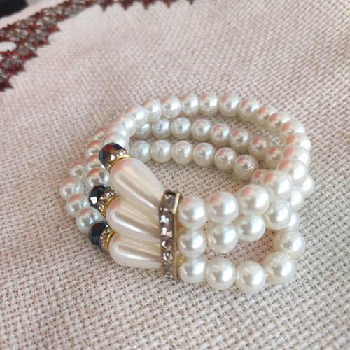 Classy bracelet with pearls triple row new, white and silver