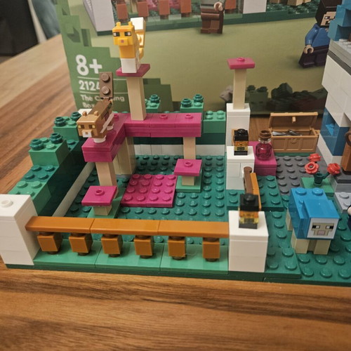 Lego Minecraft The Crafting Box 4.0 (21249) set