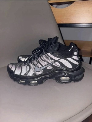 Nike Air Max Utility sneakers μεταχειρισμένα, μαύρο metallic platinum αντανακλαστικά, νούμερο 39