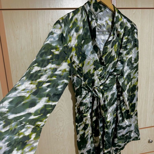 Topshop dress like new with matching belt and bell sleeves green print