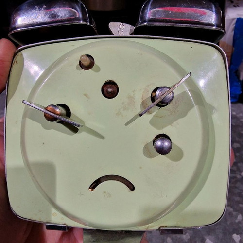 Table clock used for collection, analog, needs repair