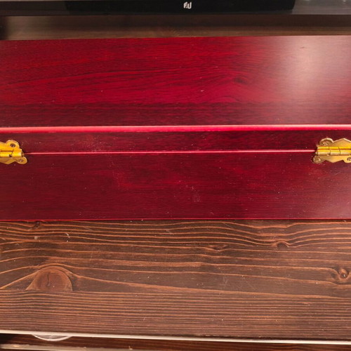 Wooden wine case used with accessories