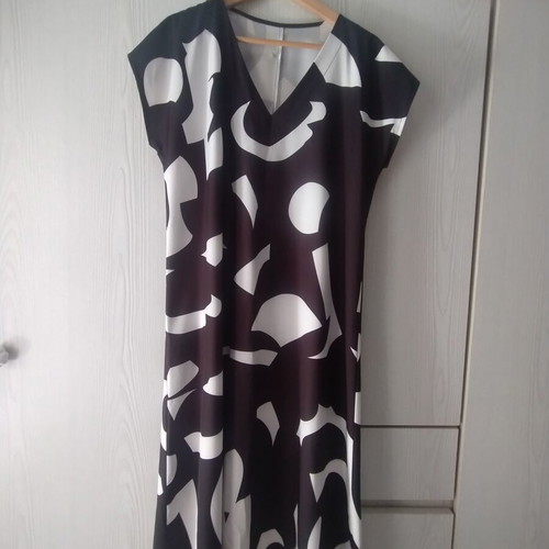 Minimal dress like new, long polyester, black and white, size L