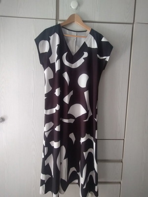 Minimal dress like new, long polyester, black and white, size L