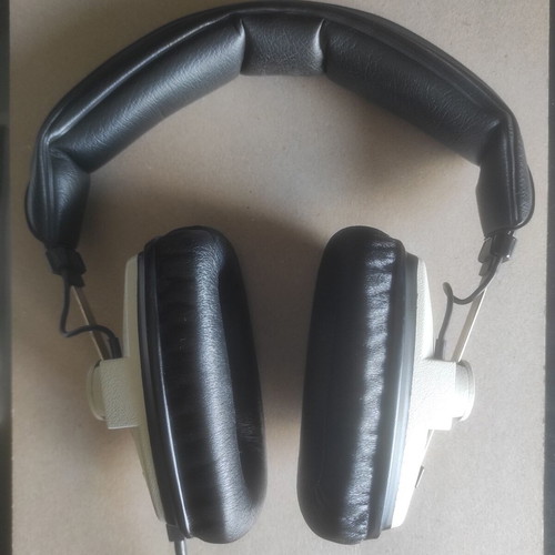 Beyerdynamic DT 100 Studio Headphones 400 Ohm like new wired