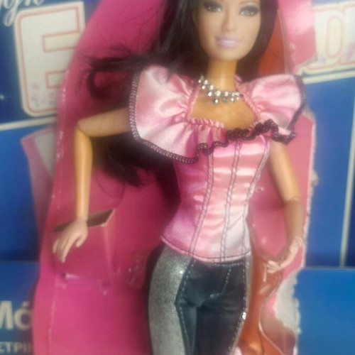 Barbie Fashionistas Raquelle 2011 like new, collectible doll