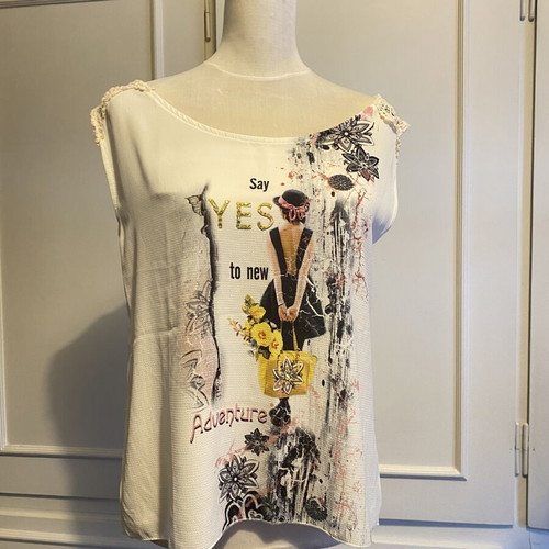 White sleeveless women's top with romantic lace and graphic print, size M, new