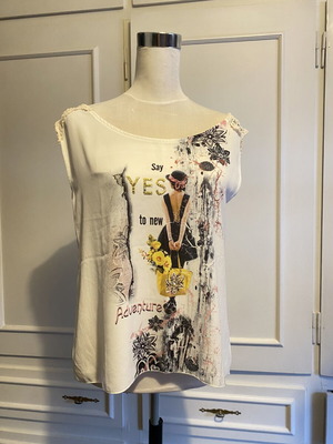 White sleeveless women's top with romantic lace and graphic print, size M, new