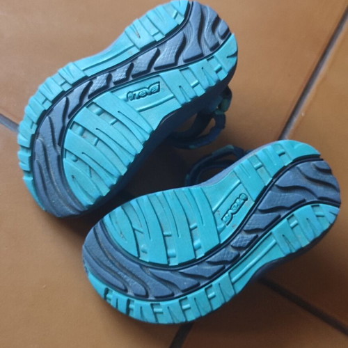 Teva sandals used, boys' size 22-23, blue