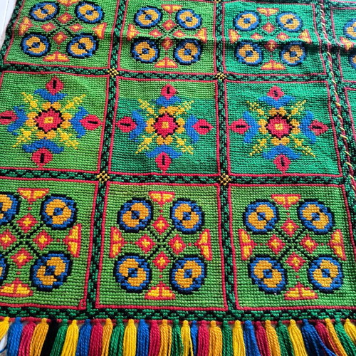 Handmade rug like new with vivid colors 1.20x1.00