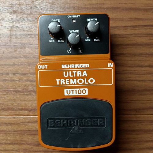 Behringer UT100 tremolo pedal like new