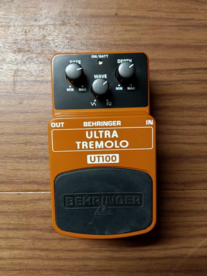 Behringer UT100 tremolo pedal like new