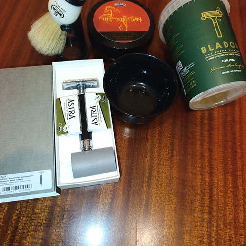 Mühle R89 shaving kit with Razorock soap, blades, brush, and bowl