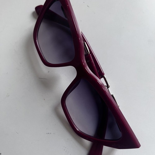 Cat Eye Sunglasses like new, red frame with decorative chains, UV400