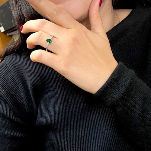 Silver ring like new with 16 Swarovski crystals and emerald size N15