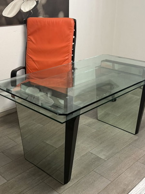 Reflex Angelo Premium desk used with double glass surface
