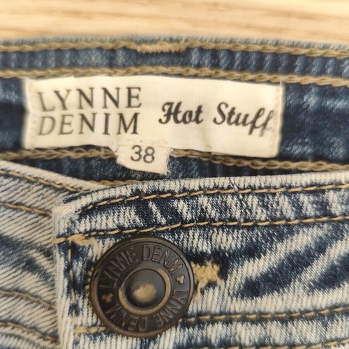 Vintage Y2K Lynne Denim jean shorts with crochet lace trim, like new
