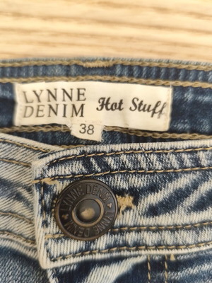 Vintage Y2K Lynne Denim jean shorts with crochet lace trim, like new
