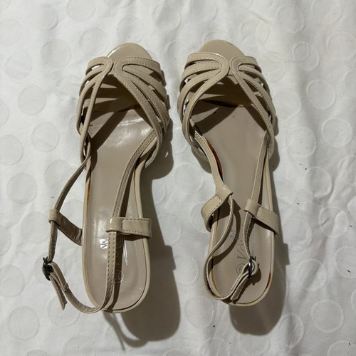 Voi&Noi beige patent leather mid-heel sandals used, size 39