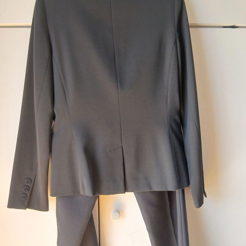 Black women's suit like new, pants size 38 jacket size 40