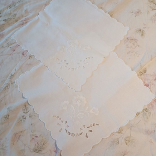 Set of 2 doilies like new