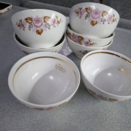 Set of 7 vintage porcelain bowls like new with roses