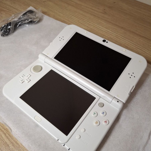 New Nintendo 3DS XL White Pearl handheld console