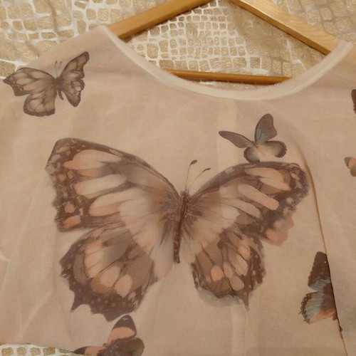 Women's blouse with print and buttons at back, like new, size M