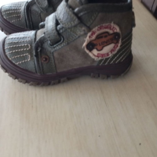 Levi's boys' boots size 26, like new, green