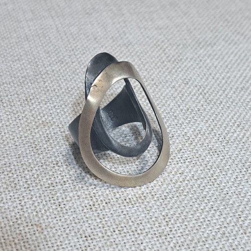 Silver 925 Ring like new, open design with double texture