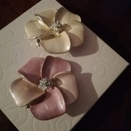 Pins new, set of 2, white and pink