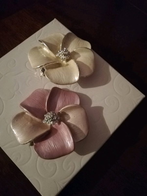 Pins new, set of 2, white and pink