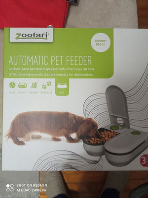 Automatic pet feeder with timer, 860 ml capacity, like new