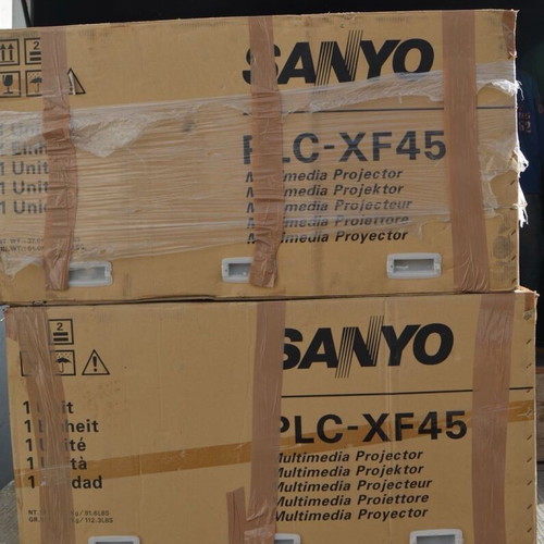 Προβολέας Sanyo καινούργιος, πολύ μεγάλος για επιφάνειες