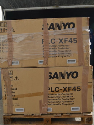 Προβολέας Sanyo καινούργιος, πολύ μεγάλος για επιφάνειες