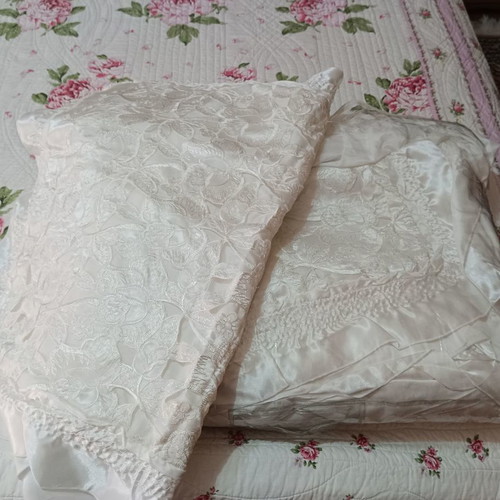 Bridal quilt unused with 2 pillowcases