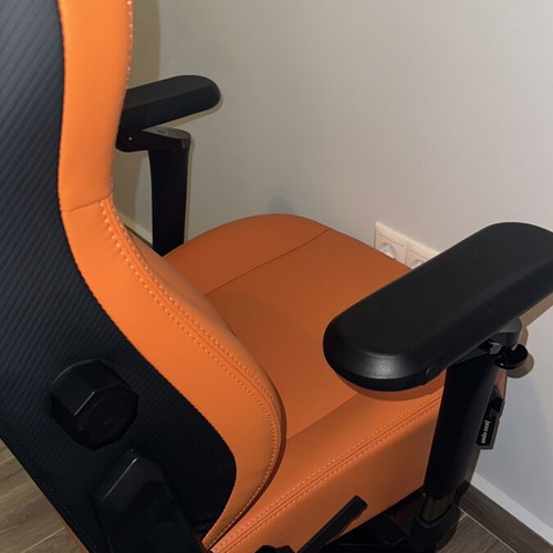 Anda Seat Kaiser 4 V2 Orange gaming chair like new