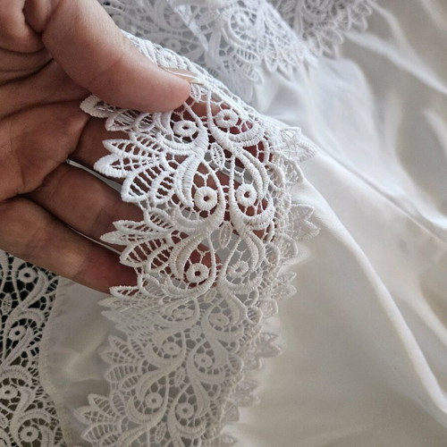 Wedding dress like new, size XS, with veil, shorts, case and garter