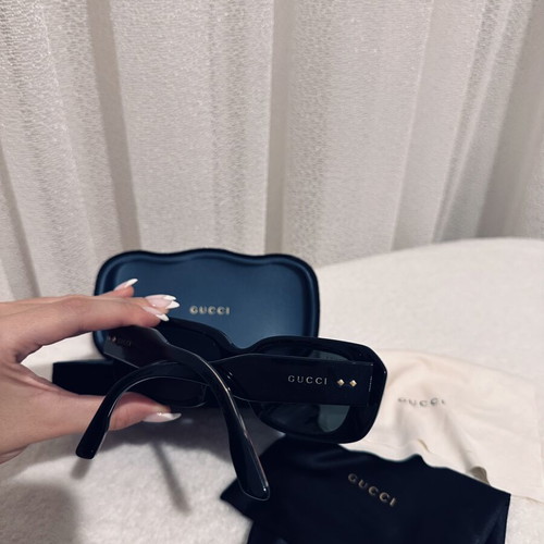 Gucci sunglasses like new, black and gold