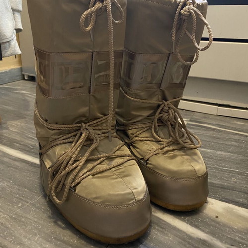 Moin Boot womens snow boots Platinum like new, size 42/44