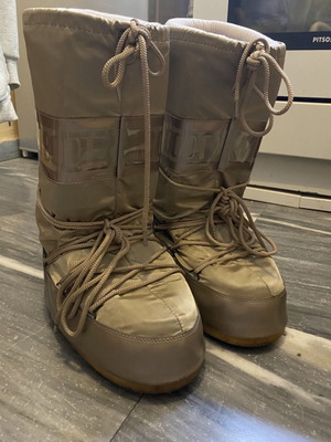 Moin Boot womens snow boots Platinum like new, size 42/44