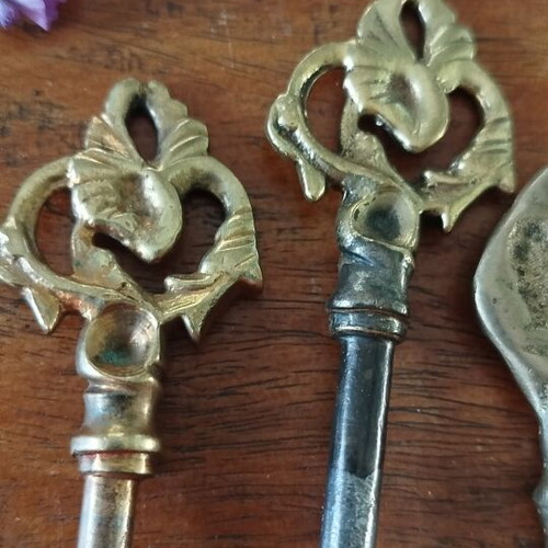 Italian bronze furniture keys, like new, set of 2, 1930s Arte Povera style