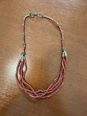 Πολύσειρο κολιέ με κοραλλί χάντρες, ethnic boho