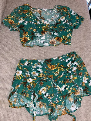 Pull and Bear set S/XS shorts and top like new, green