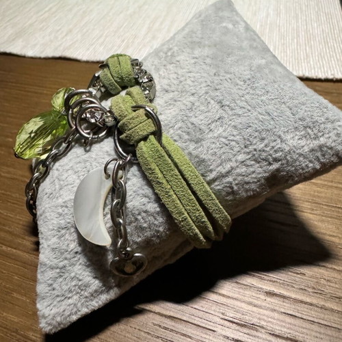 Bracelet used with suede cords and metal decorative elements green