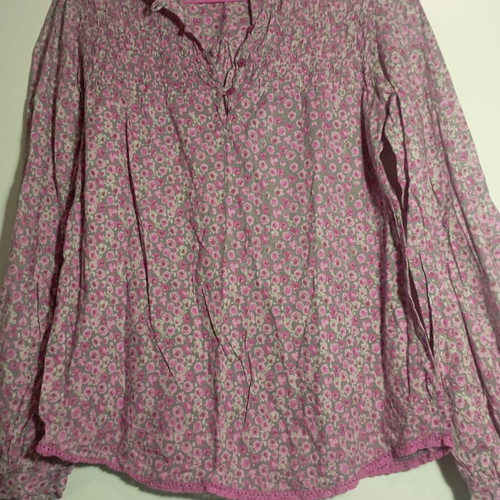 Floral blouse like new, pink with button details and smocking